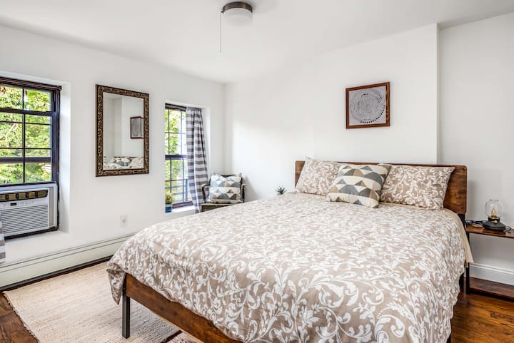 Master Bedroom with Queen bed on Upper Level