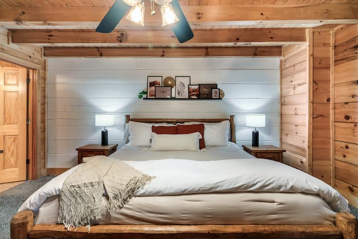 Chambre principale au rez-de-chaussée avec lit king size.