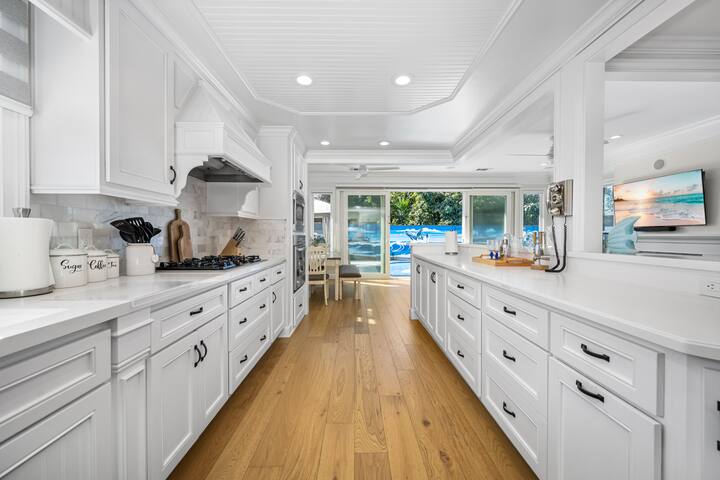 Coastal Chic Haven: pool, billiards near beaches gallery image 5