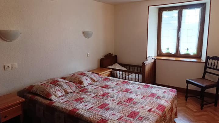 krevet dimenzija 140x190 i mali drveni krevetić