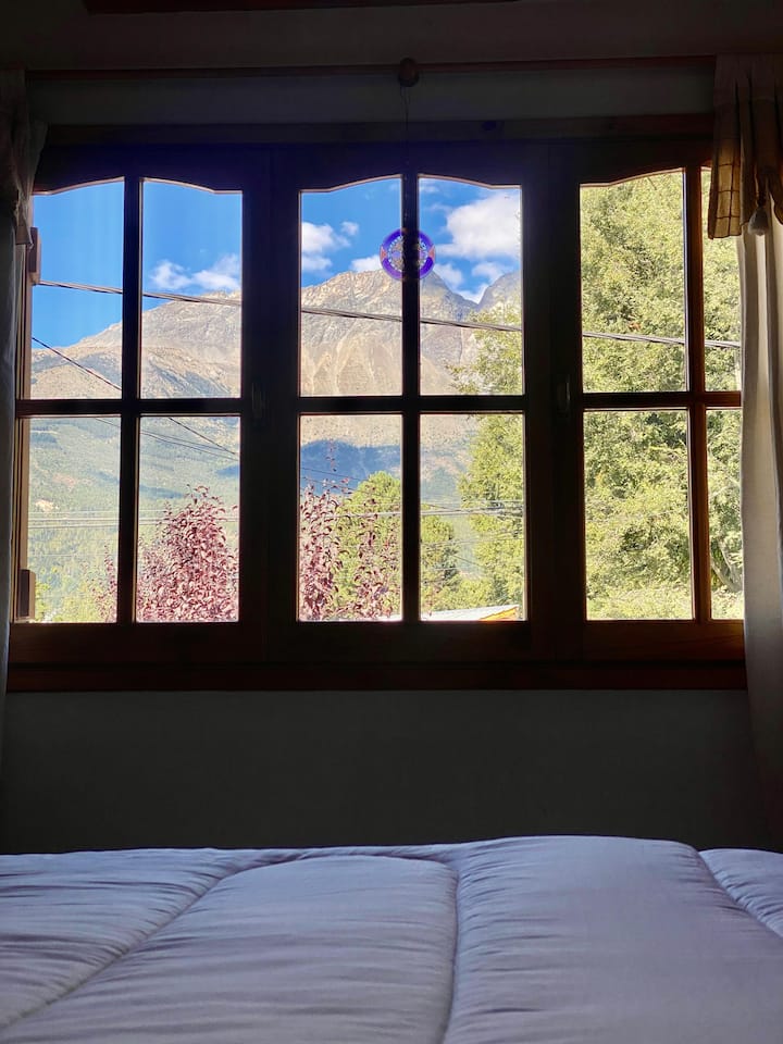 House With Mountain Views & Great Location