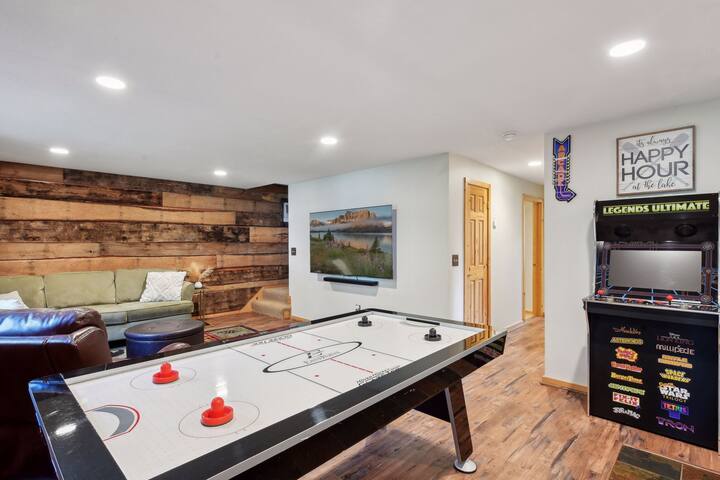 Log Cabin on lake near Mpls – Sleeps 14 gallery image 3