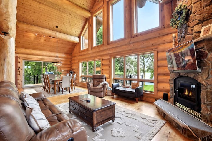 Log Cabin on lake near Mpls – Sleeps 14