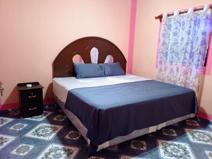 Chumba kikubwa kilicho na kiyoyozi na feni ya dari