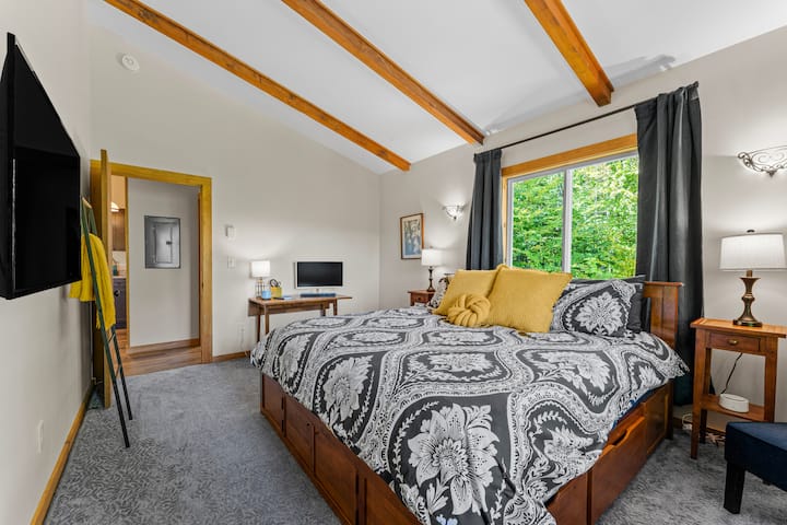 Основна спалня с двойно легло king size и обособено работно пространство.