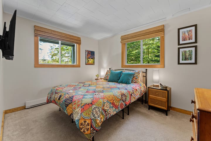 Втората спалня с двойно легло queen size включва 40 - инчов телевизор Roku.