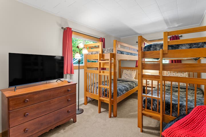 Двуетажната стая може да побере 4 души и разполага с 40 - инчов телевизор Roku и столове с боб.