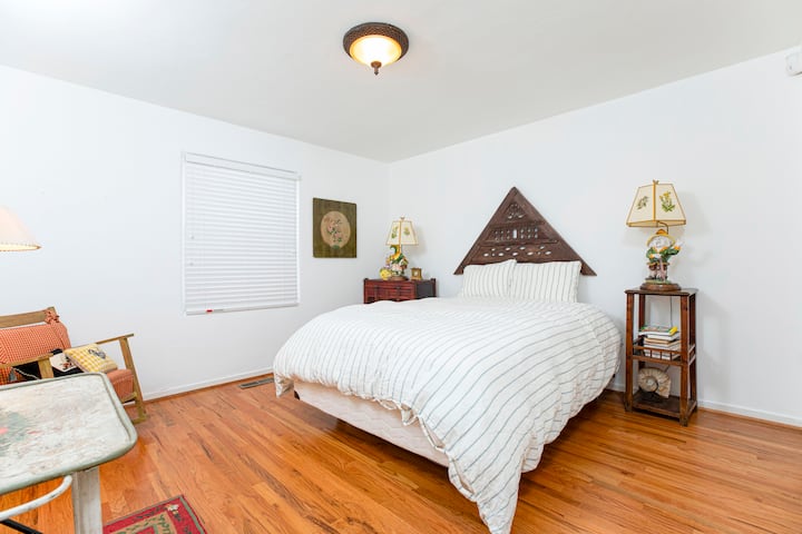 1階にあるこの広々とした寝室には、素敵な白い塗料とアンティークの装飾が施されています。 2名様まで宿泊可能です。