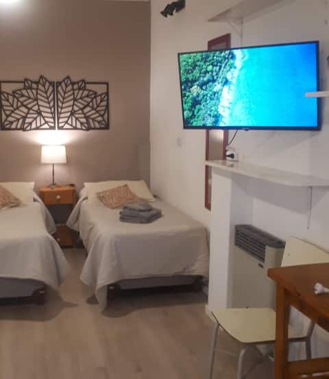 Top Airbnb: Upstairs loft with stairs, private bathroom. in Partido De San Isidro