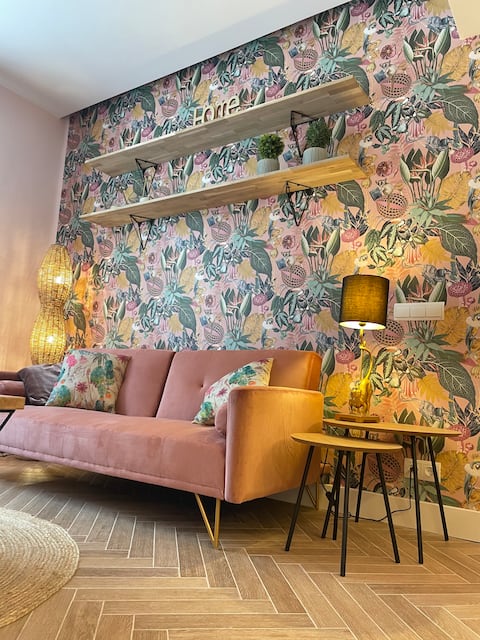 Popular Airbnb listing: Minica Home Rosé (Parking included) in La Rioja