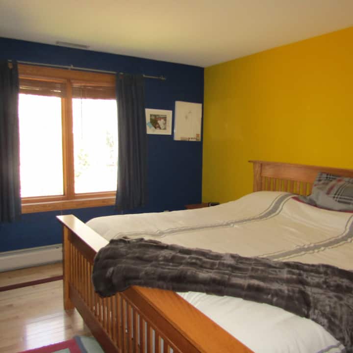 King Room In A Beautiful Setting - Northampton, MA