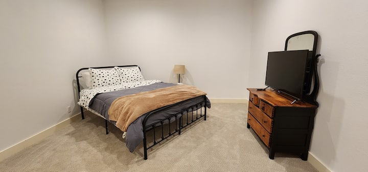 1. izba pre hostí s manželskou posteľou Queen, malou televíziou a komodou.