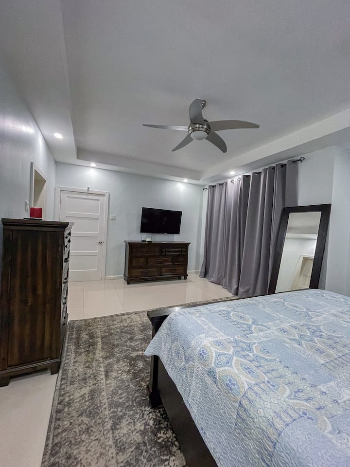 Ova soba ima veliki bračni krevet, komodu, komodu, dva noćna ormarića sa svjetiljkama, stojeće ogledalo i pametni televizor ravnog ekrana. Soba je također u potpunosti klimatizirana.