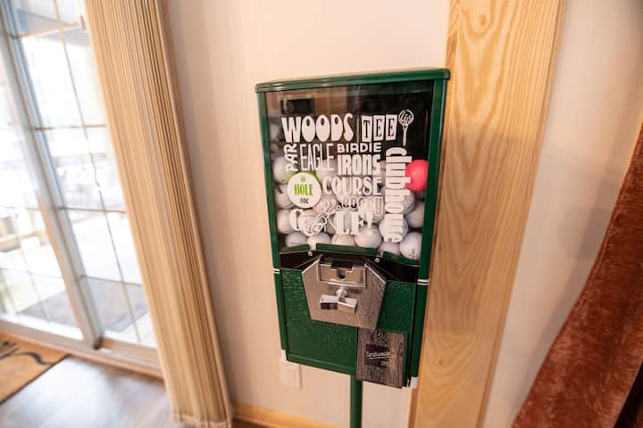 Shijo makinën tonë të konvertuar të gumball për të marrë topat e përdorur të golfit për udhëtimin tënd të ardhshëm emocionues të golfit në Sand Valley ose Lake Arrowhead golf. Duhen lagje dhe përdoren të gjitha topat e golfit.