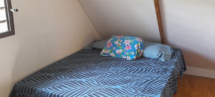 ห้องนอน 5 พร้อมเตียงคู่และมีเตียงเดี่ยวอีกหลังสำหรับบุคคลที่ 3 วิวสวนบนชั้นบนของชั้นลอย