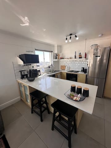 2 Bedroom Condo with Mountain, City and Sea Views gallery image 5