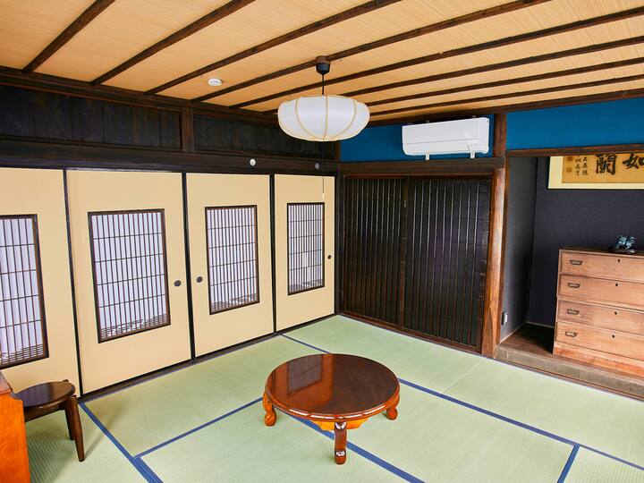 [Чики стая/Отделна стая · Сгъваем диван] Климатик, поставка за огледало, маса за сядане, закачалки, фенерче