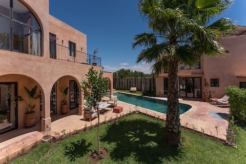 villa with heated swimming pool close to the sea