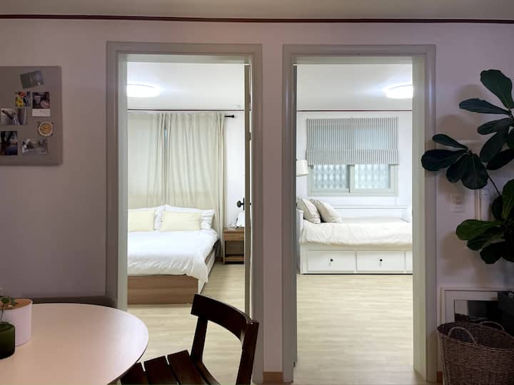 غرفتا نوم من غرفة المعيشة