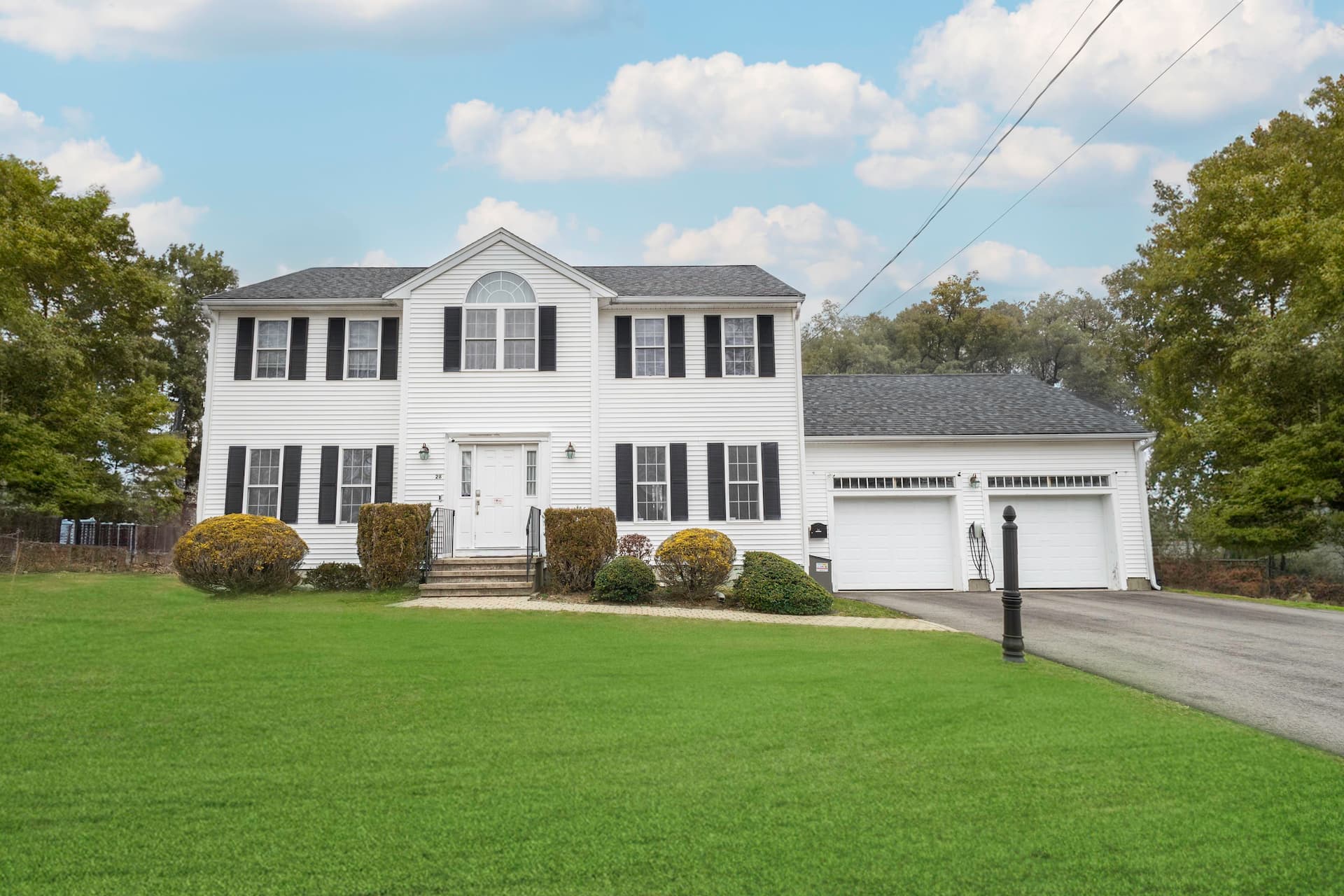 Large Spacious Home w/ Kings and Queen 4BR 2.5B