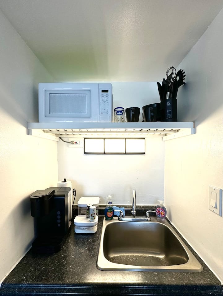 Cozy Studio W/ Private Balcony - Honolulu, HI