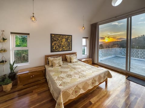 Innsky Kodai — Luxury Villa with View, Pond & Lift