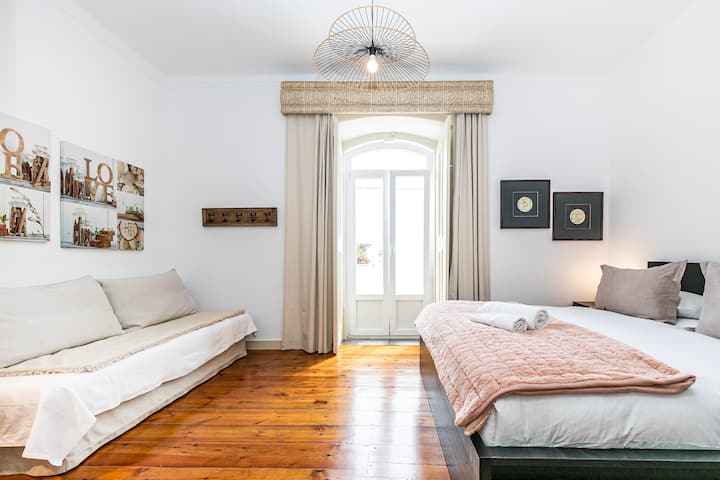 Chumba chenye nafasi kubwa chenye roshani na kitanda cha sofa