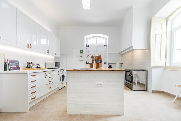 Entire house for 10 with pool and barbecue gallery image 5