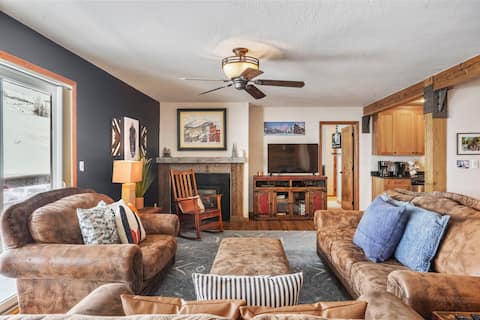 Top performing Airbnb: Condo - Short walk to base - Hot Tub in Mount Crested Butte