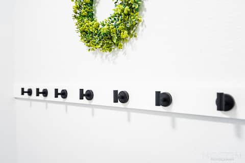 King Bed Suite - Huge Game Room - 3 Floor Home!