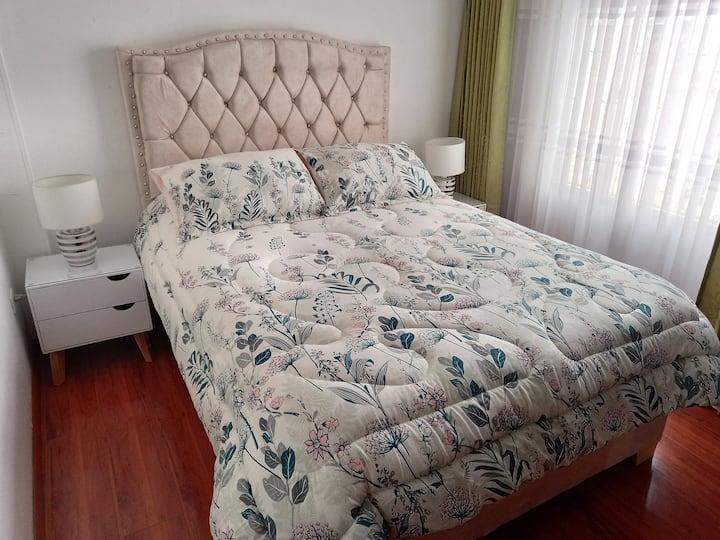 Rilassati in questa stanza accogliente e luminosa, pensata per farti sentire come a casa tua. Con un letto comodo e alto e biancheria morbida, è il luogo perfetto per riposare e ricaricarsi.