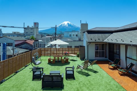 Private Mt. Fuji photo spot/9 minutes each at Shimoyoshida Station and Gekkoji Station/Exclusive rooftop in the middle of the famous shopping street