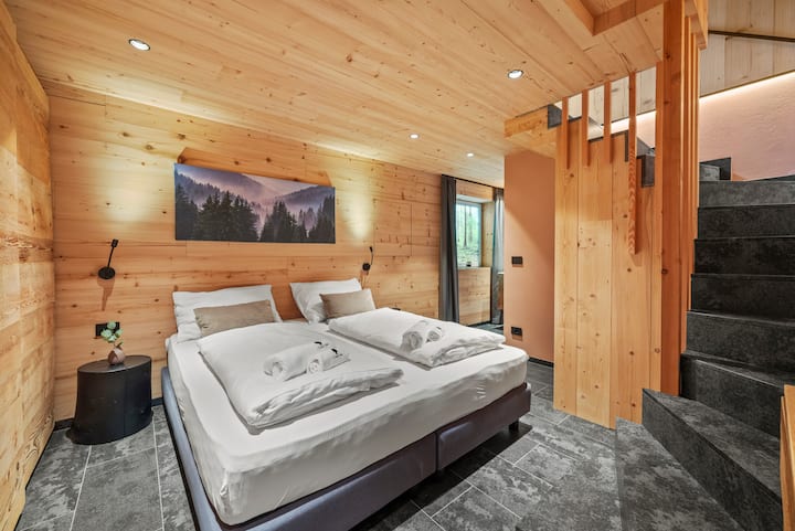 La cama doble tamaño king (1,80 x 2,00 m) ofrece una opción paradisíaca y cómoda para dormir para 2 personas con vistas panorámicas y acceso directo a la terraza al aire libre.