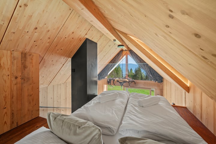 La cama doble tamaño king (1,80 x 2,00 m) ofrece una opción paradisíaca y cómoda para dormir para 2 personas con vistas panorámicas y acceso directo a la terraza al aire libre.