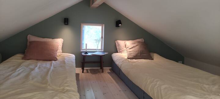 เตียงเดี่ยว 2 หลัง ซึ่งแน่นอนว่าสามารถรวมกันเป็นเตียงคู่ได้