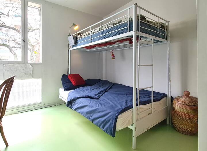 I materassi alti (90cm X 190 cm) e basso (130 cm X 190 cm ) sono confortevoli. 