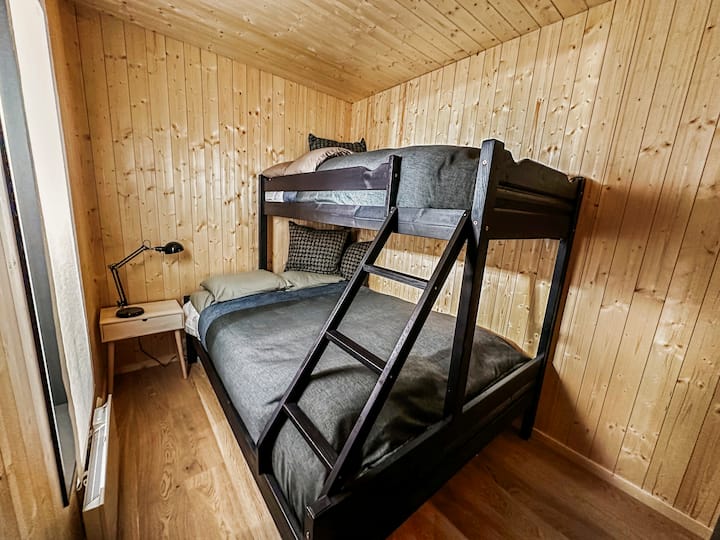 Litera con espacio para 3 personas. La cama doble mide 150 cm de ancho y la litera es de 90 cm de ancho.