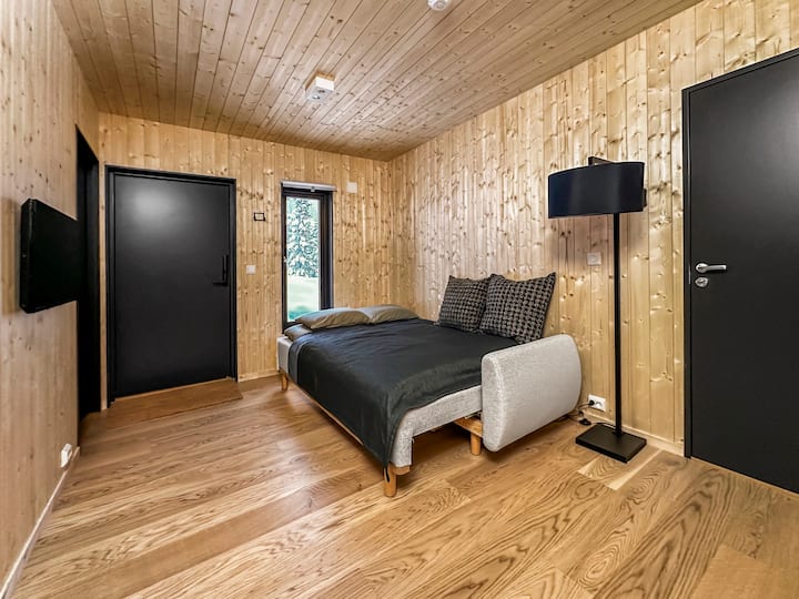 Un departamento adicional adjunto ofrece espacio para una sala de estar adicional combinada con un sofá cama. La cama tiene espacio para dos personas y mide 150 cm de ancho.