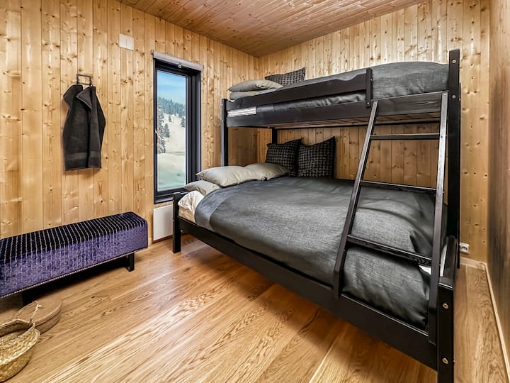 Litera con espacio para 3 personas. La cama doble mide 150 cm de ancho y la litera es de 90 cm de ancho.