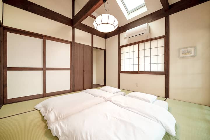 ダイニング横の和室には、お布団を4組ご用意しております。また、エアコンを完備しておりますので、快適にお過ごしいただけます。