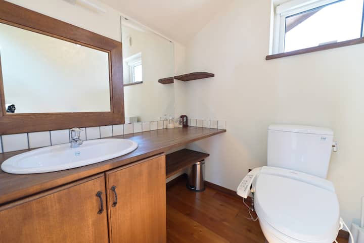 2階にも、お手洗いを完備しています。清潔でシンプルなデザインの空間で、快適にご利用いただけます。