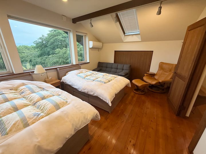 2階の寝室には、シングルベッド2台とソファベッド(セミダブル)を完備しています。窓からは美しい富士山が一望でき、四季折々の景色を楽しみながら、リラックスした時間をお過ごしいただけます。
