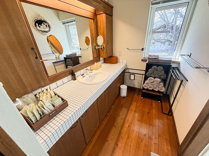 パウダールームには、予備タオルをご用意しています。使用後のタオルを入れるためのかごも用意しており、便利にご利用いただけます。シンプルで落ち着いた雰囲気の空間で、リラックスした時間をお過ごしください。