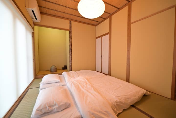 玄関を入ってすぐの和室には、お布団を3組ご用意しております。また、エアコンを完備しておりますので、快適にお過ごしいただけます。