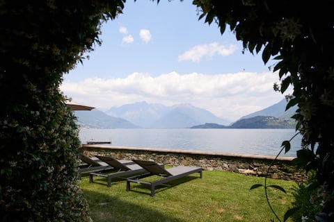 Luxury apartment with a view of Lake Como and a swimming pool