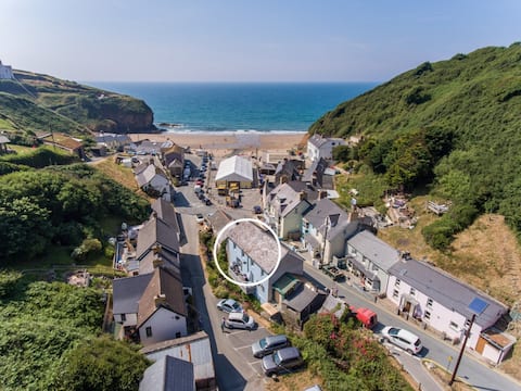 Llangrannog Beach Apartment & Hot Tub Dog-Friendly