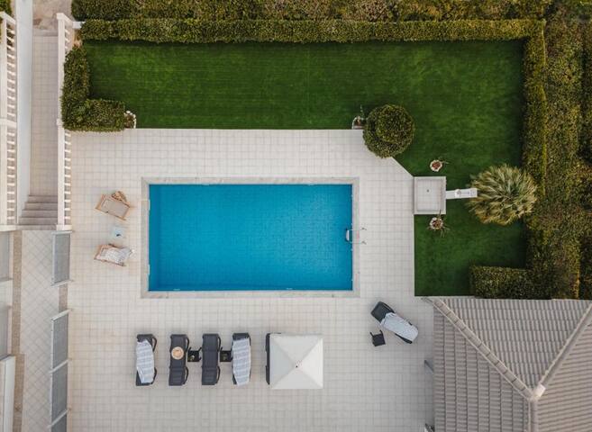 Modern Villa with pool gallery image 2