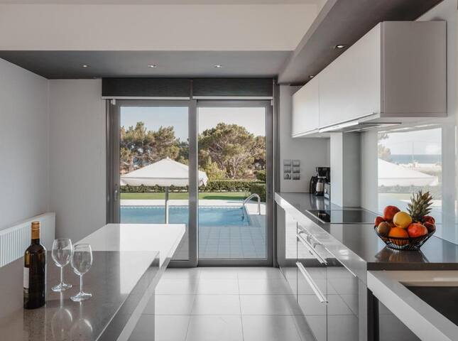 Modern Villa with pool gallery image 3