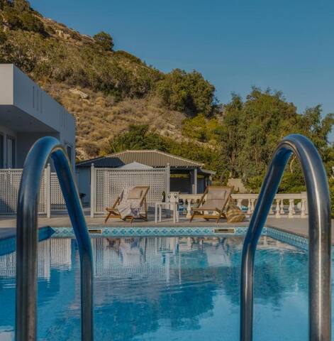 Modern Villa with pool gallery image 4