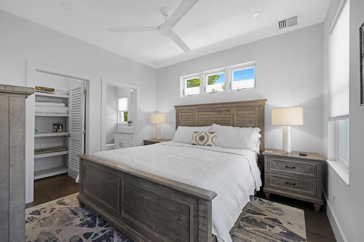 A spacious downstairs primary  bedroom with ensuite bathroom, large walk in closet and  large flat screen TV.